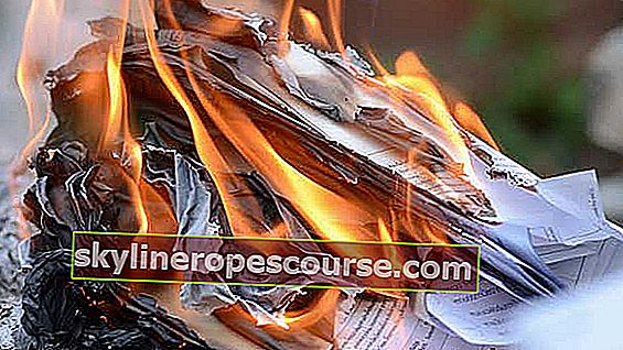 chemische Reaktion auf brennendem Papier